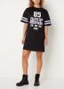 NIKKIE College mini T shirtjurk met logoprint online kopen